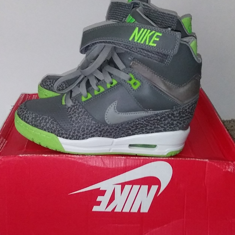 WMNS Nike Air Revolution Sky Hi